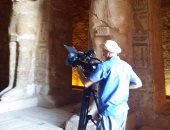 بالصور.. وفد تلفزيونى بريطانى يصور حلقة وثائقية داخل معبد أبوسمبل