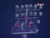 شاهد.. جماهير الأهلى يتسلقون أعمدة الإنارة للاحتفال بالفوز على التعدين