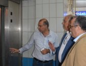 رئيس المترو يتفقد محطة جامعة القاهرة لمراجعة انتظام المصاعد الكهربائية
