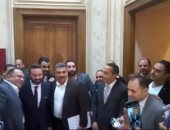 بالفيديو.. موظفو البرلمان يلتقطون صورا تذكارية مع حازم إمام ومجدى عبدالغنى