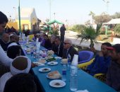 محافظ بورسعيد يتناول الإفطار مع عمال النظافة