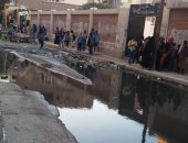 بالصور.. مياه الصرف الصحى تحاصر مدرسة ابتدائية فى الدخيلة بالإسكندرية