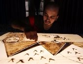 بالصور .. "مايكل رومانى" فنان يعكس حضارة 7 آلاف عام بلوحات الرمل