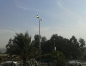 قارئ يرصد أعمدة كهرباء مضاءة نهارا أمام حديقة الأزهر فى صلاح سالم