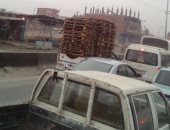 قارئ يشكو من زحام طريق العاشر من رمضان بسبب مطب صناعى   