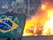 بالصور.. اشتباكات عنيفة بين شرطة البرازيل ومحتجين ضد تجميد الانفاق العام