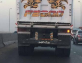 "امسك مخالفة" تنشر صورة لسيارة نقل بدون لوحات معدنية على الطريق الدائرى