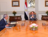 السيسى يجتمع بوزير الصناعة وكامل الوزير لإنشاء 3 مجمعات للصناعات الصغيرة..توجيهات فورية لإنشاء مزارع تستوعب مليون رأس ماشية لتوفير الألبان.."قابيل": 1008 شقة سكنية للعاملين المنتقلين إلى الروبيكى