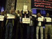 بالصور.. وقفة للصحفيين على سلالم نقابتهم للتضامن مع محررى "المصرى اليوم"