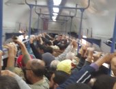 بالفيديو والصور.. قارئ يرصد التزاحم اليومى فى قطار أبو قير بالإسكندرية