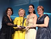 بالصور.. هيلارى كلينتون تفاجئ كاتى بيرى فى حفل UNICEF Snowflake Ball