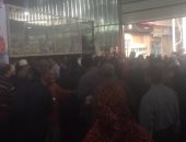 بالفيديو.. زحام شديد داخل معرض أسواق تحيا مصر بالمحلة لشراء السكر