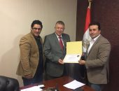 تكريم اللواء عاطف يعقوب رئيس &quot;حماية المستهلك&quot; فى &quot;باب رزق&quot; على نغم إف إم