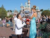 بالفيديو والصور .. فى Disneyland شاب يطلب يد حبيبته على طريقة سندريلا