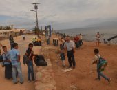 بالصور.. سائحين أجانب يشاركون فى حملة نظافة بمدينة دهب فى جنوب سيناء