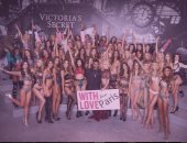 18صورة "ماشوفتهاش" من كواليس عرض "Victoria Secret" فى باريس 