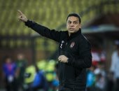 حسام البدرى يهدى قميص "الجوكر" لنجله خلال رحلة كندا