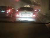 قارئ يرصد سيارة بدون لوحات معدنية بنفق الأزهر