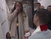 بالفيديو.. مشجع يفاجئ صديقته بـ"دبلة الخطوبة" داخل غرف ملابس أرسنال