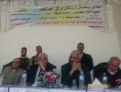 رئيس هيئة السكة الحديد يلتقى العاملين بورش أبو زعبل ويعد بتمليك مساكنهم