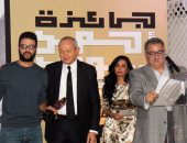 بالصور.. محمد على عزب يفوز بجائزة أحمد فؤاد نجم فى نقد شعر العامية