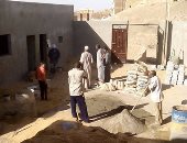 بالصور.. أهالى قرية بأسوان يطورون مدرسة عمرها 80 عاماً بالجهود الذاتية