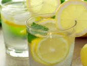 4 مشروبات تساعد على إزالة السموم من جسمك ليلا.. أهمها الليمون