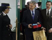 بالصور.. مساعد وزير الداخلية يوزع مساعدات عينية على أطفال مستشفى أبو الريش