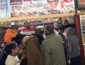 إقبال كبير على أسواق تحيا مصر بالمحلة