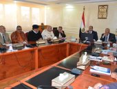 محافظ مطروح: خطة زمنية لتوصيل المياه والصرف وتطهير خزانات المدارس