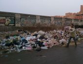 بالصور.. تراكم أكوام القمامة بشارع أحمد عصمت فى عين شمس