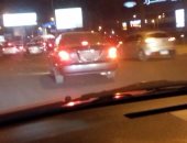 قارئ يرصد سيارة تسير بدون لوحات معدنية أمام مول العرب بـ6 أكتوبر