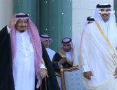 بالفيديو .. الملك سلمان يرقص "العرضة" الخليجية بجوار أمير قطر تميم بن حمد
