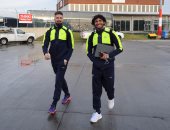 محمد الننى يطير إلى سويسرا مع أرسنال لمواجهة بازل