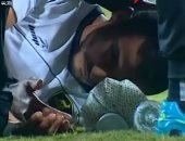 بالفيديو.. تصادم "فضائى" يتسبب فى سيل دماء لاعبى دجلة والإسماعيلى