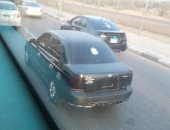 مواطن يرصد سيارة بدون لوحات على طريق مطار القاهرة الدولى