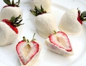 بالصور .. تعلمى طريقة عمل حلوى الفراولة بالزبادى