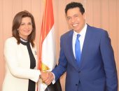 وزيرة الهجرة تلتقى الجراح العالمى هشام عاشور للتنسيق للمؤتمر الوطنى الأول للعلماء المصريين بالخارج