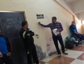 شاهد طرائف القسم الثانى.. مدرب يلقى محاضرة على حوائط غرف خلع الملابس