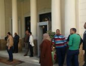 موظفو ديوان التعليم يفترشون الأرض أمام مكتب الوزير ويجلسون على "حصير"