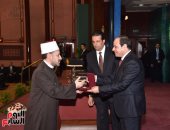 السيسى يسلم وسام العلوم من الطبقة الأولى لعلماء من الأزهر والأوقاف