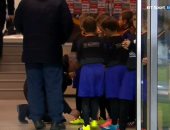 الدوري الأوروبي.. شاهد.. مورينيو يوقع للأطفال على الأحذية قبل المباراة