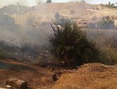 بالصور.. حريق داخل الجبانة الفاطمية بمدينة أسوان