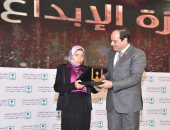 بالفيديو..الرئيس يمنح فتاة "عربة البضائع" جائزة الإبداع السنوى للشباب
