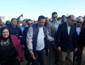 مهاب مميش ومحافظ بورسعيد يتفقدان أعمال تركيب كوبرى الرسوة العائم