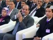 السيسى يطلب من إحدى المشاركات بمؤتمر الشباب الجلوس: "اللى موقفها كده مايصحش"