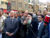 بالفيديو.. القس مكارى للمتجمعين أمام الكنيسة: ماحدث مؤامرة خارجية لضرب مصر