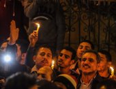 بالفيديو والصور.. وقفة بالشموع أمام مقر الكنيسة البطرسية بالعباسية