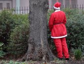 على طريقة "تحت الكوبرى".. شاهد بالصور بابا نويل يتبول بشوارع لندن