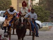بالصور.. بابا نويل يوزع الهدايا على الأطفال فى السفارة البلجيكية بالقاهرة
